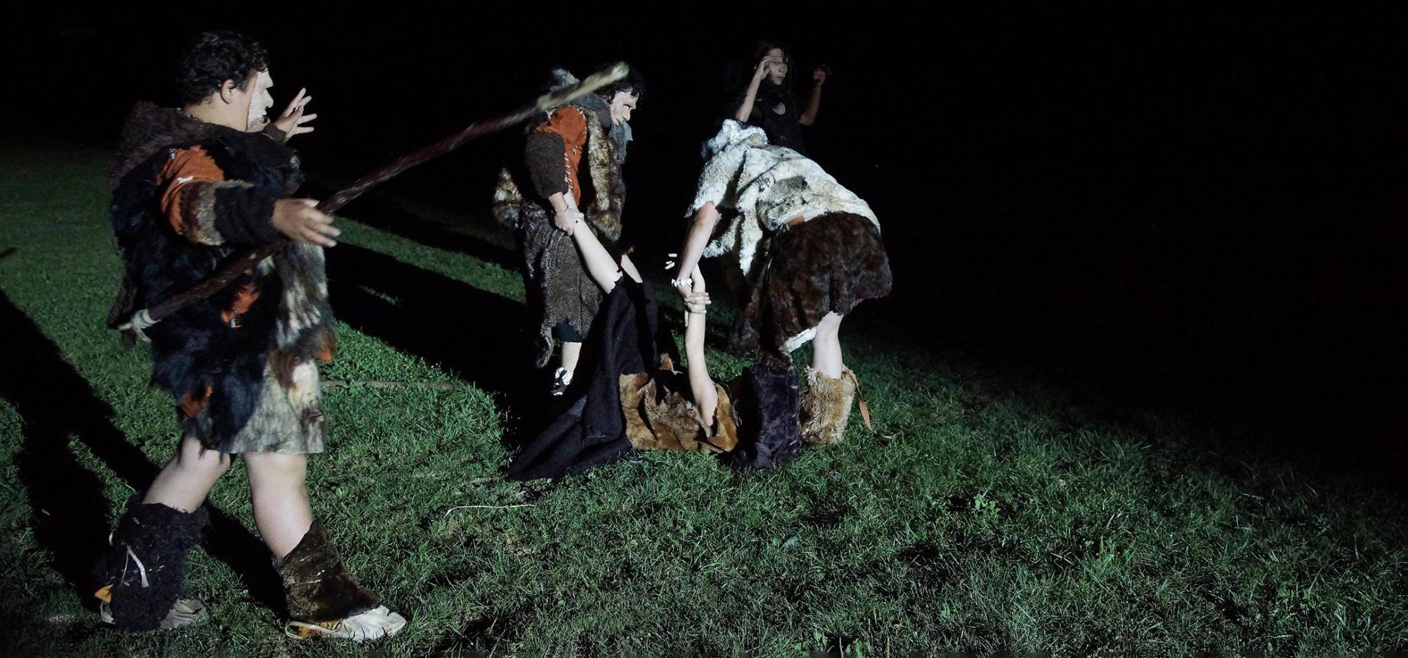 Hommes des cavernes portant des peaux de bêtes